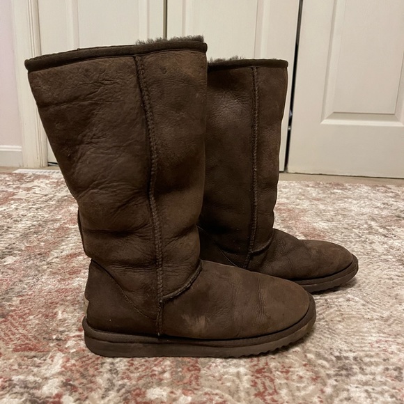 UGG Women’s Classic II Short Boots - Picture 3 of 5